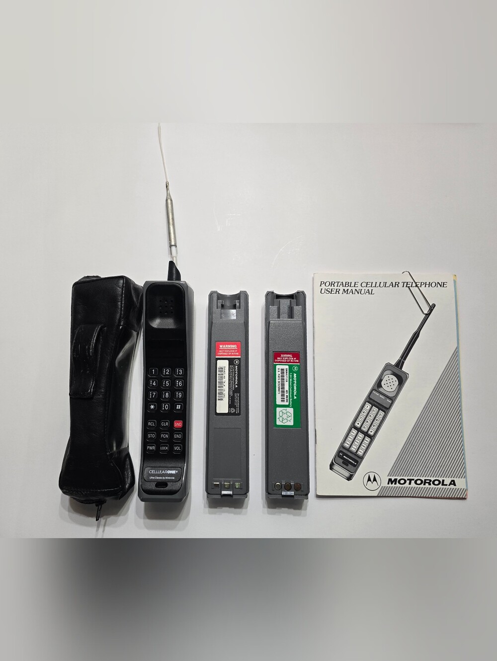 Vintage Motorola Brick Phone F09NFD8438BG W/Case, 2 Batteries Dynatac Powers On